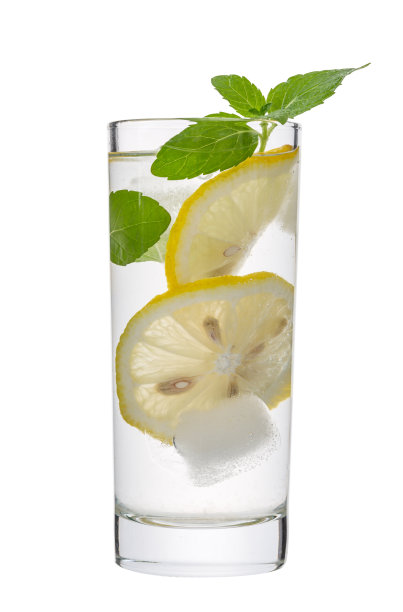一杯柠檬薄荷水和新鲜的薄荷叶