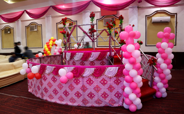 粉色婚礼舞台布置