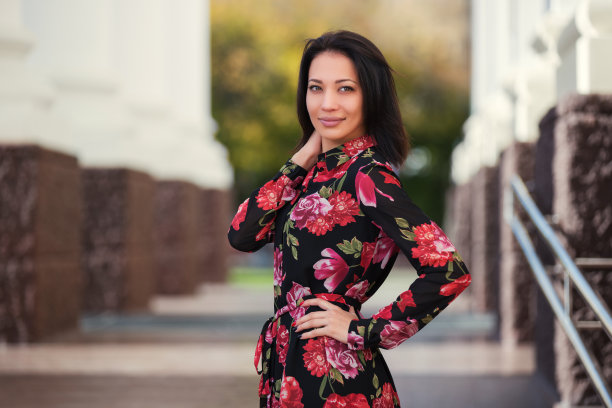 红衣图案优雅美人