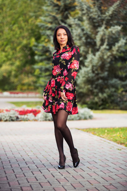 红衣图案优雅美人