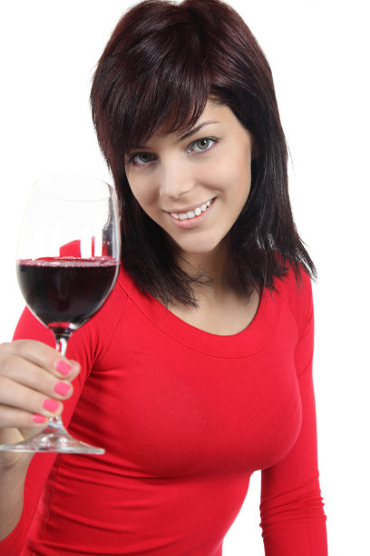 微笑的女人拿着一杯红酒