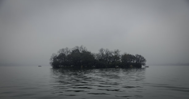阴雨天的西湖