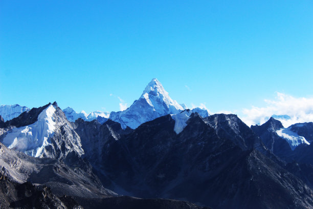 航拍素材珠峰山顶云雾缭绕的美景