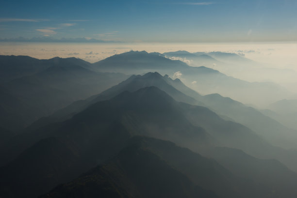 航拍素材珠峰山顶云雾缭绕的美景
