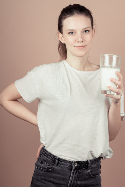 女人喝酸奶