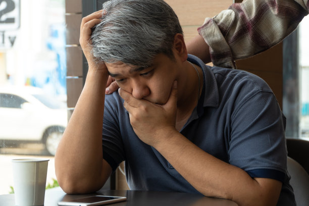 男人在酒吧安慰沮丧的朋友