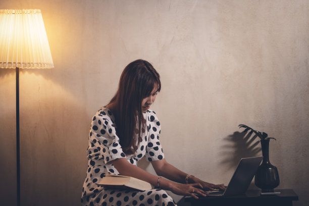 亚洲女性在笔记本电脑前工作特写