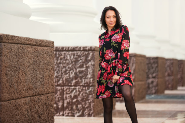 红衣图案优雅美人