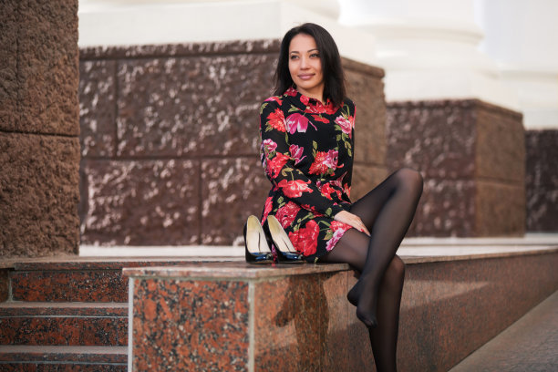 红衣图案优雅美人