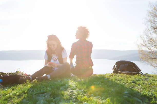 手持手机拍摄山间风景