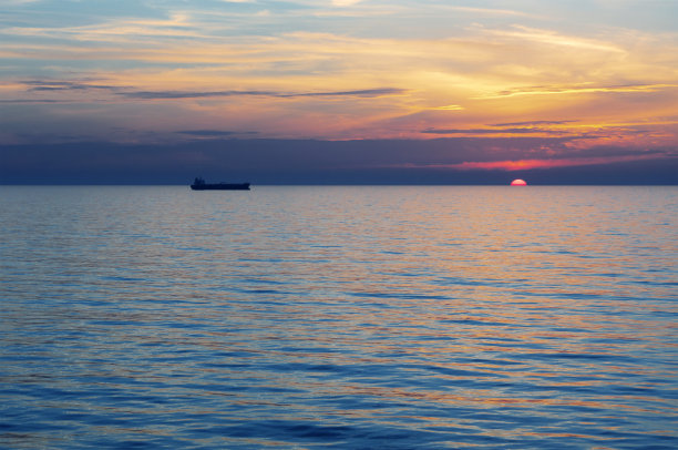 夕阳落日西沉