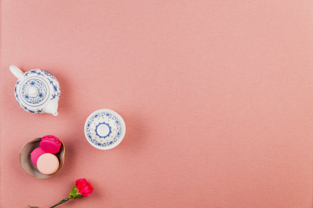 粉彩花卉纹茶壶
