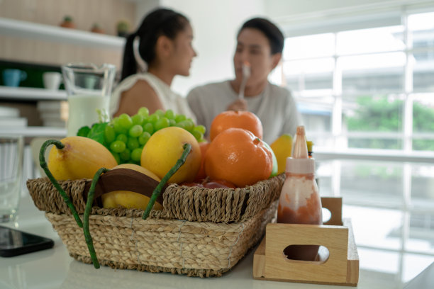 健康饮食，快乐女人吃苹果和梨