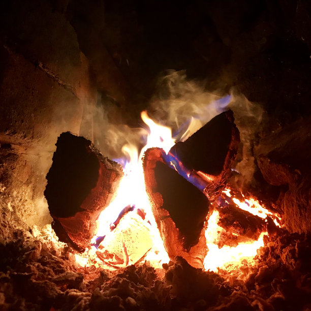 燃烧的火苗烧烤金红色木炭火焰