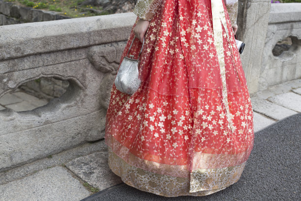 红衣图案优雅美人