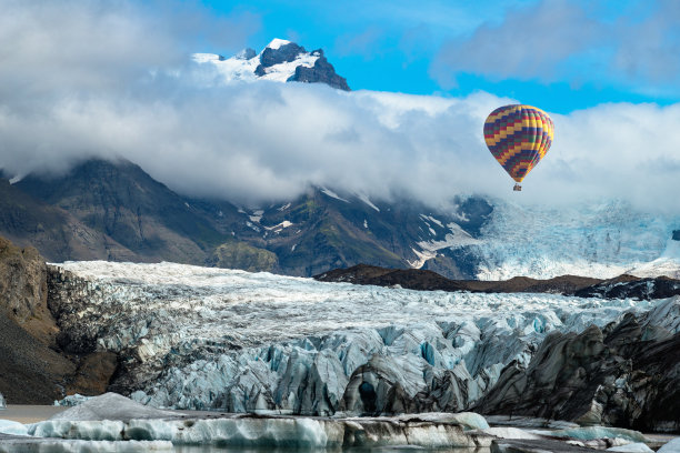 冰岛天空中的热气球