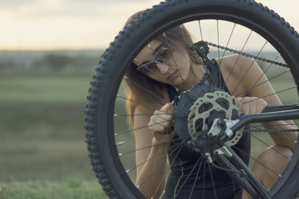 在修自行车的女人