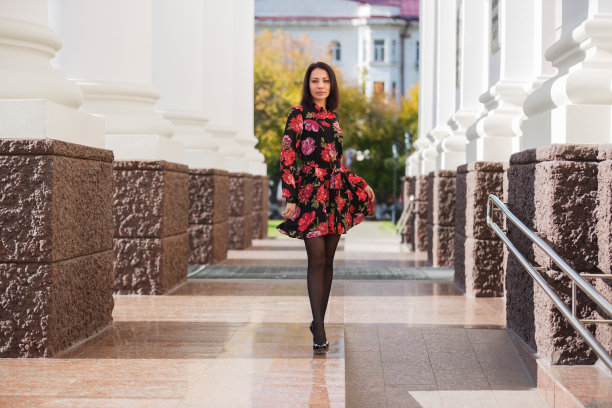 红衣图案优雅美人