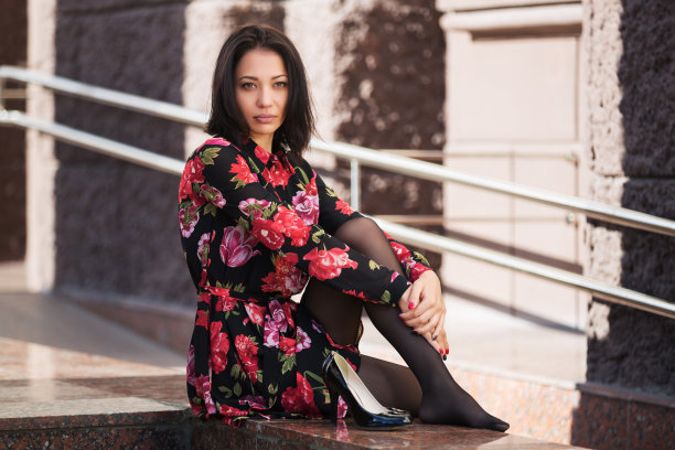 红衣图案优雅美人