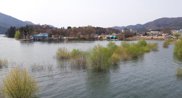 秋天的山间风景，湖水中的倒影