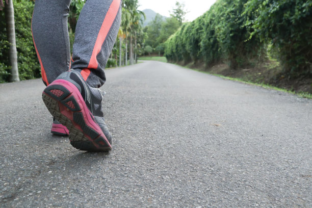 活力步调欢快向前跑