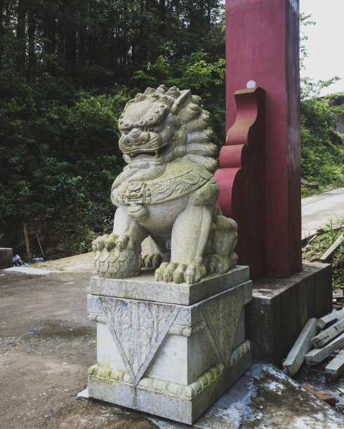 雨中石狮