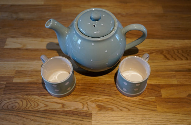 一个茶壶和两个茶杯
