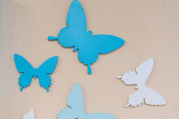 蓝白花卉蝴蝶图案素材