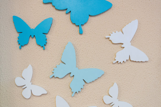 蓝白花卉蝴蝶图案素材