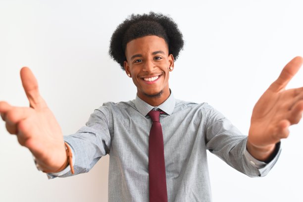 友善姿态张开双手微笑迎接你