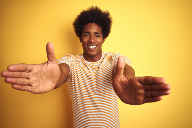 友善姿态张开双手微笑迎接你