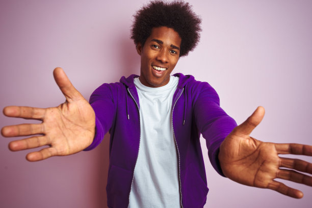 友善姿态张开双手微笑迎接你