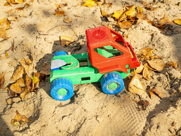 海滩上堆沙子的塑料玩具