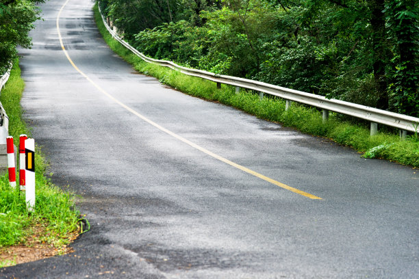 乡间弯曲公路