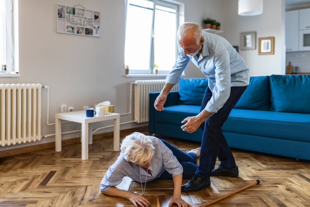 老人跌倒图片