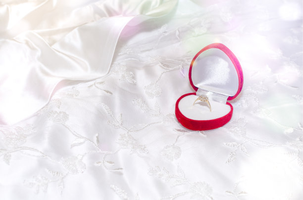 璀璨闪耀钻石订婚戒指