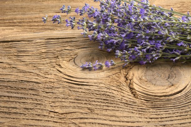 木质桌薰衣草