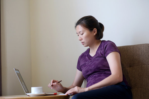 仅一个中年女人