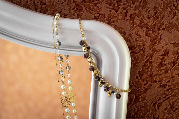 复古装饰品,红色和金色颜色