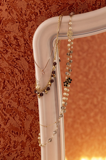 复古装饰品,红色和金色颜色