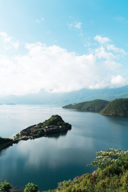 航拍云南泸沽湖旅游目的地风光