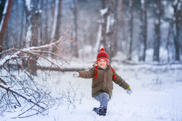 行走在雪地中的人
