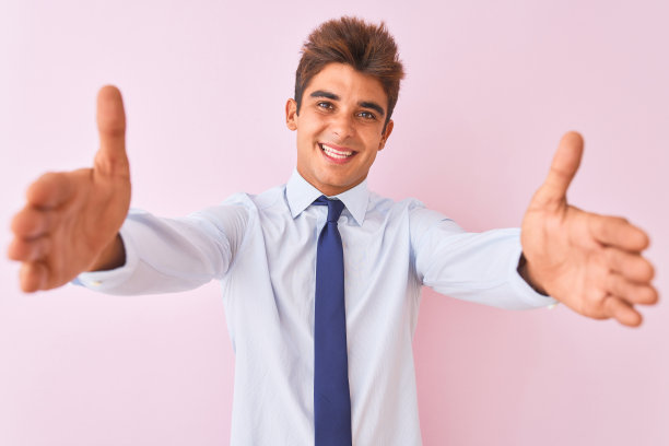 友善姿态张开双手微笑迎接你