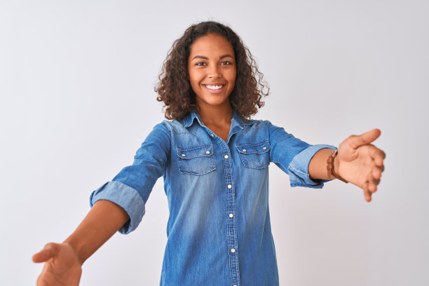 友善姿态张开双手微笑迎接你