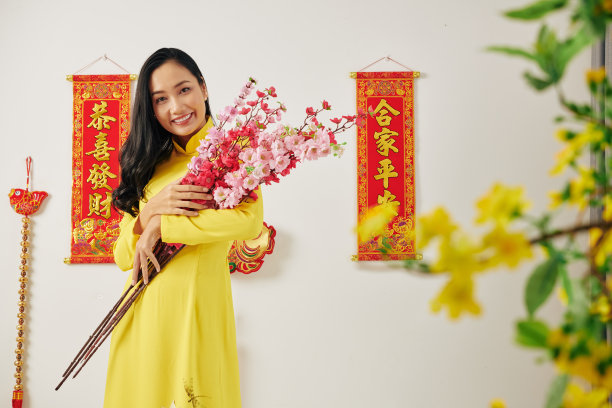 传统节日东方女性服饰