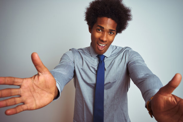 友善姿态张开双手微笑迎接你