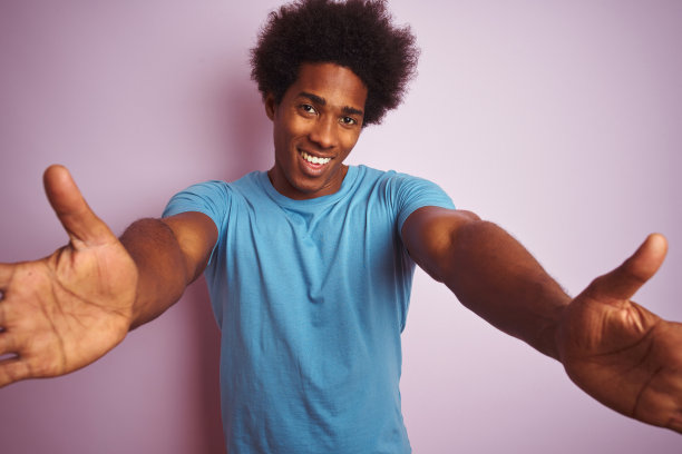 友善姿态张开双手微笑迎接你