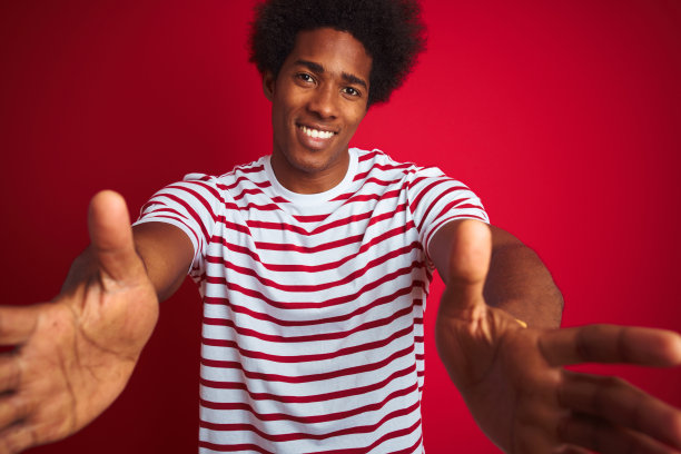 友善姿态张开双手微笑迎接你