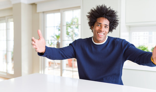 友善姿态张开双手微笑迎接你