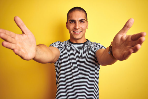 友善姿态张开双手微笑迎接你